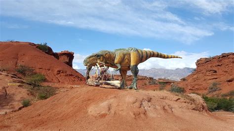 uno de los primeros dinosaurios del paseo   Picture of ...