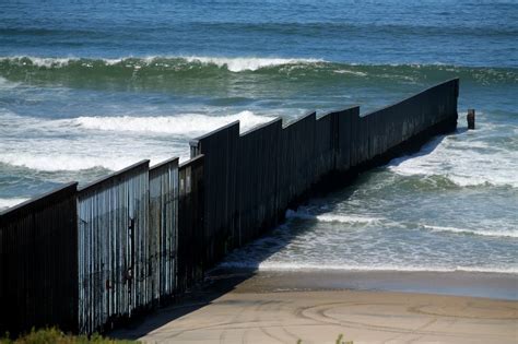 US moves to build US Mexico border wall near San Diego | U ...