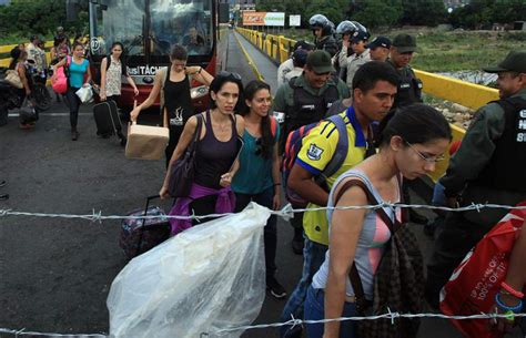 Venezuela deporta masivamente a colombianos   Diario La Prensa
