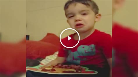 Vídeo de un niño no quiere comerse su comida porque es bonita
