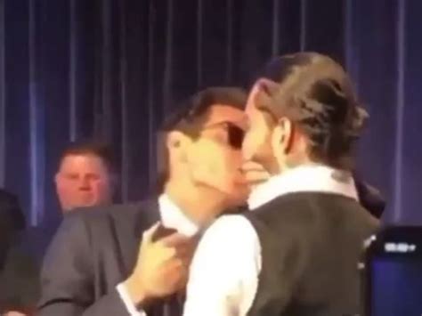 Video: el  beso viral  entre Maluma y Marc Anthony   ElSol ...