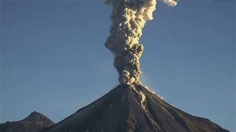 Vídeo: El volcán Colima de México entra en erupción y ...