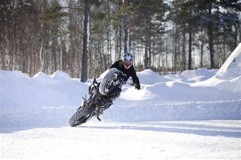 Video Extreme Motorcycle Snow Drifting   Tuxboard