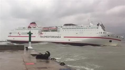 Vídeo | La agónica llegada al puerto de Melilla del ferry ...