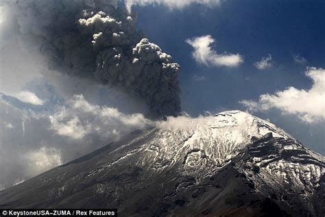 Video: Mexican volcano Popocatepetl erupts, terrifies ...