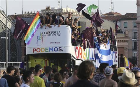 Vídeo: Militante de Podemos se pone a orinar en mitad de ...