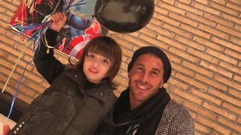 VÍDEO: Sergio Ramos juega son sus hijos a fútbol en el Día ...