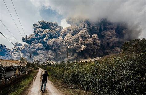 Violentissima esplosione del vulcano Sinabung, colata ...