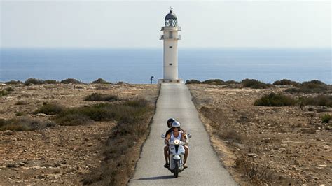 Visita el Faro de Cabo de Berbería con una moto de ...
