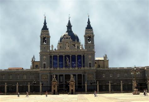 Visita la Catedral de la Almudena en Madrid