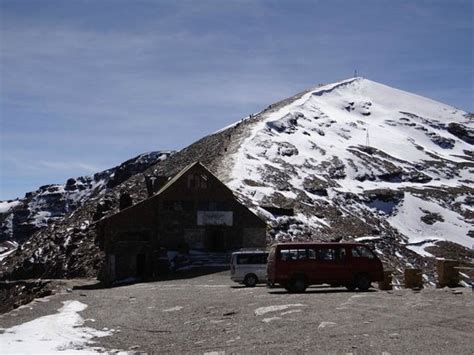 vista da estação de esqui abandonada e o cume do ...