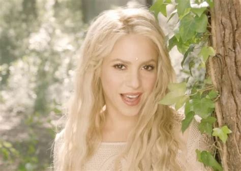 VJBrendan.com: Shakira    Me Enamoré  [Music Video]