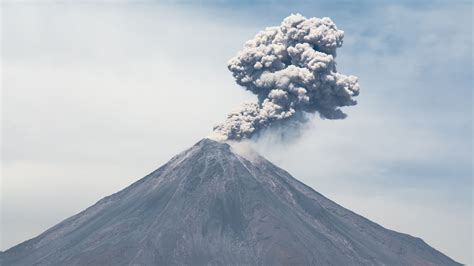 Volcán de Colima en erupción