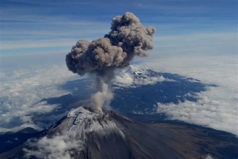Volcán Popocatépetl con actividad constante
