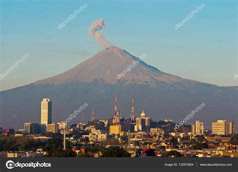 Volcán Popocatépetl en ciudad — Foto de stock © Byelikova ...