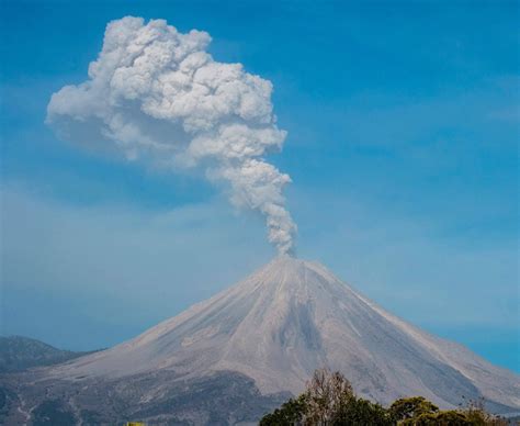 Volcano makes EXPLOSIVE eruption blasting a tsunami of ...