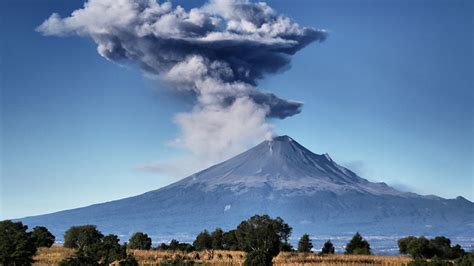 Volcano spews plume of ash into the sky near Mexico City ...