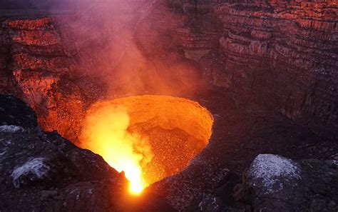 Vulcanólogos sobreviven a caída en cráter de volcán activo ...
