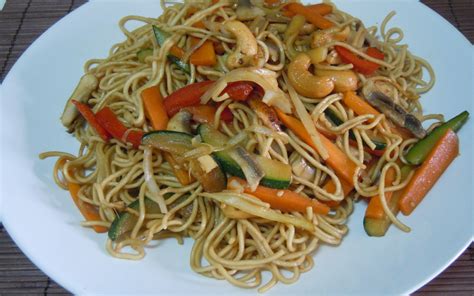 Wok de fideos chinos con verduras y anacardos | Harina la ...