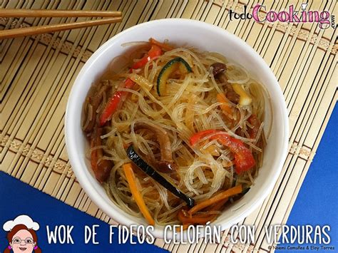 Wok de fideos de celofán con verduras