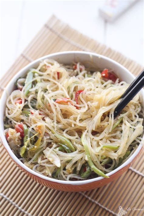 wok de verduras y fideos de arroz con salsa teriyaki ...