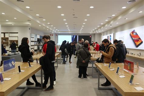 Xiaomi store overflows popularity in Barcelona   XiaomiToday