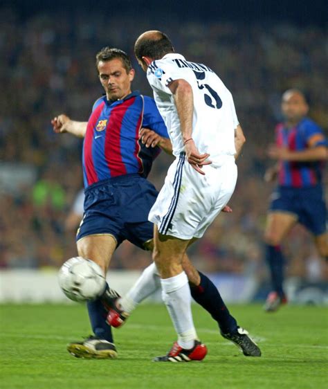 Zidane en un encuentro ante el barça en 2002. | Marca.com